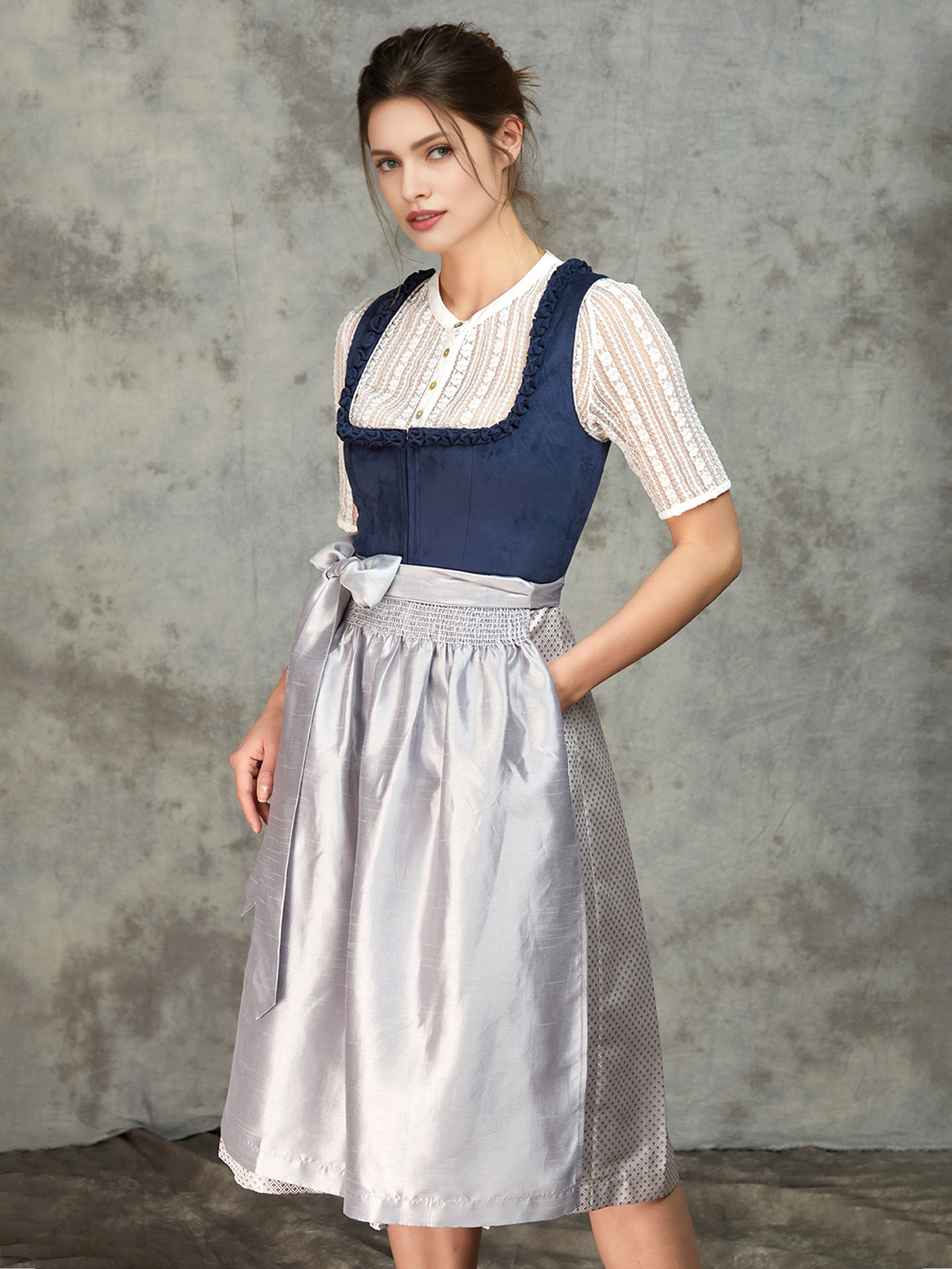 Graue Dirndl mit blauer Schürze