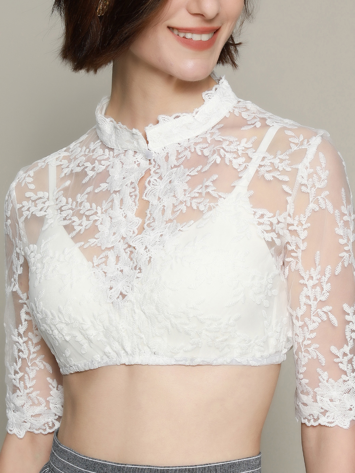 Dirndl mit Blumen in Weiß