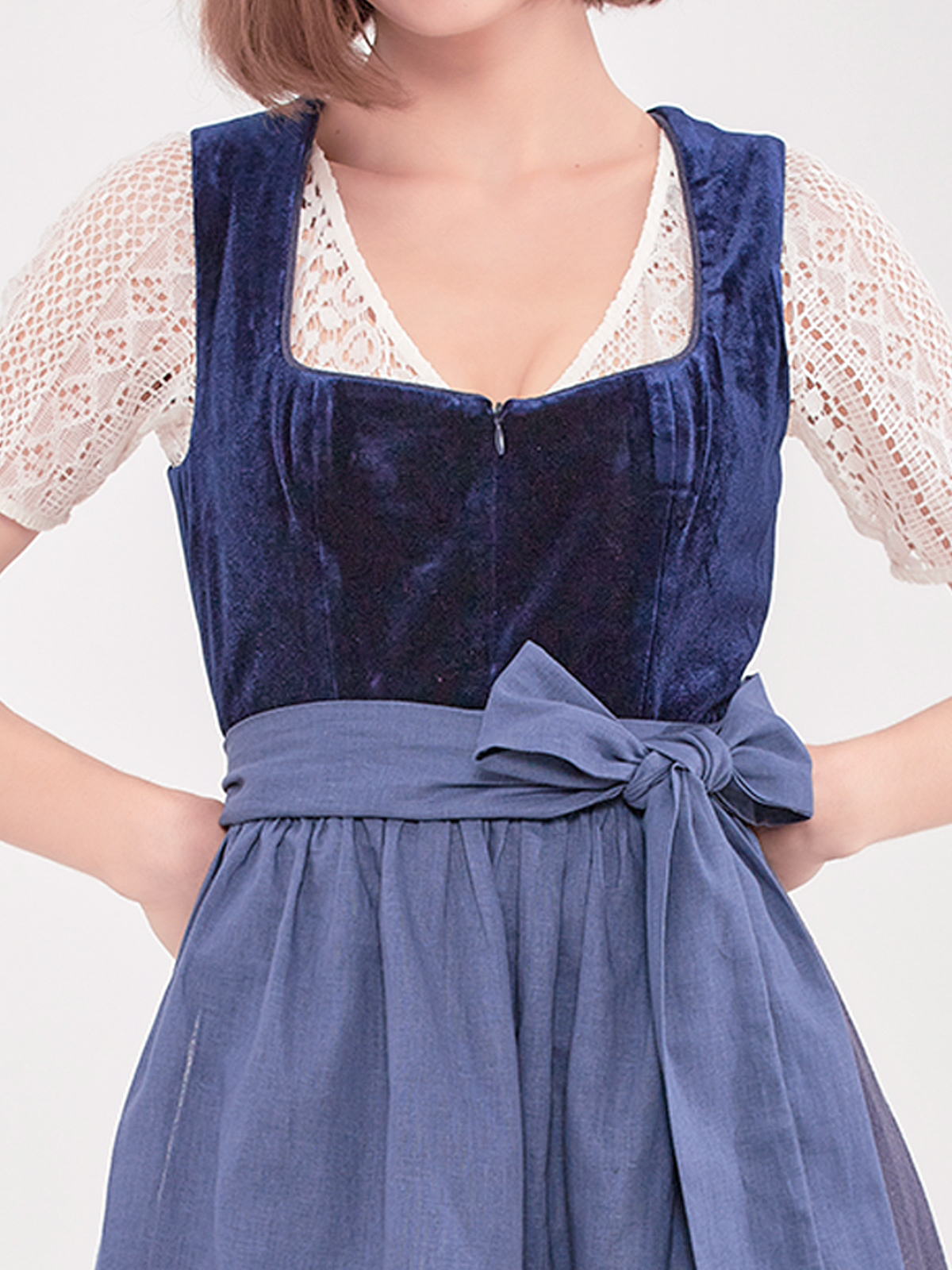 Modernes blaues Dirndl mit floralen Details