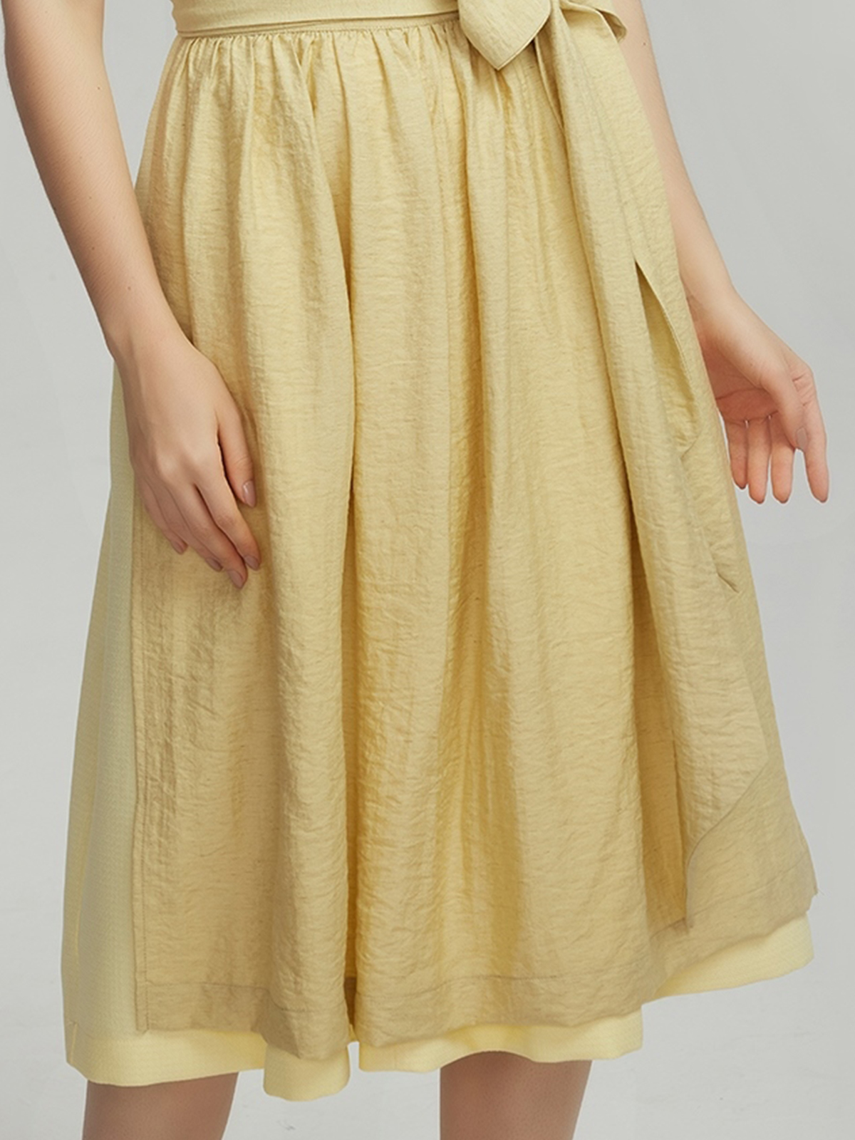 Braun Dirndl in eleganter Umgebung